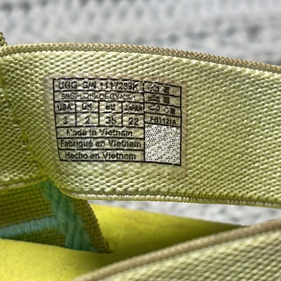 UGG sandals kids size 3 - Picture 6 of 9